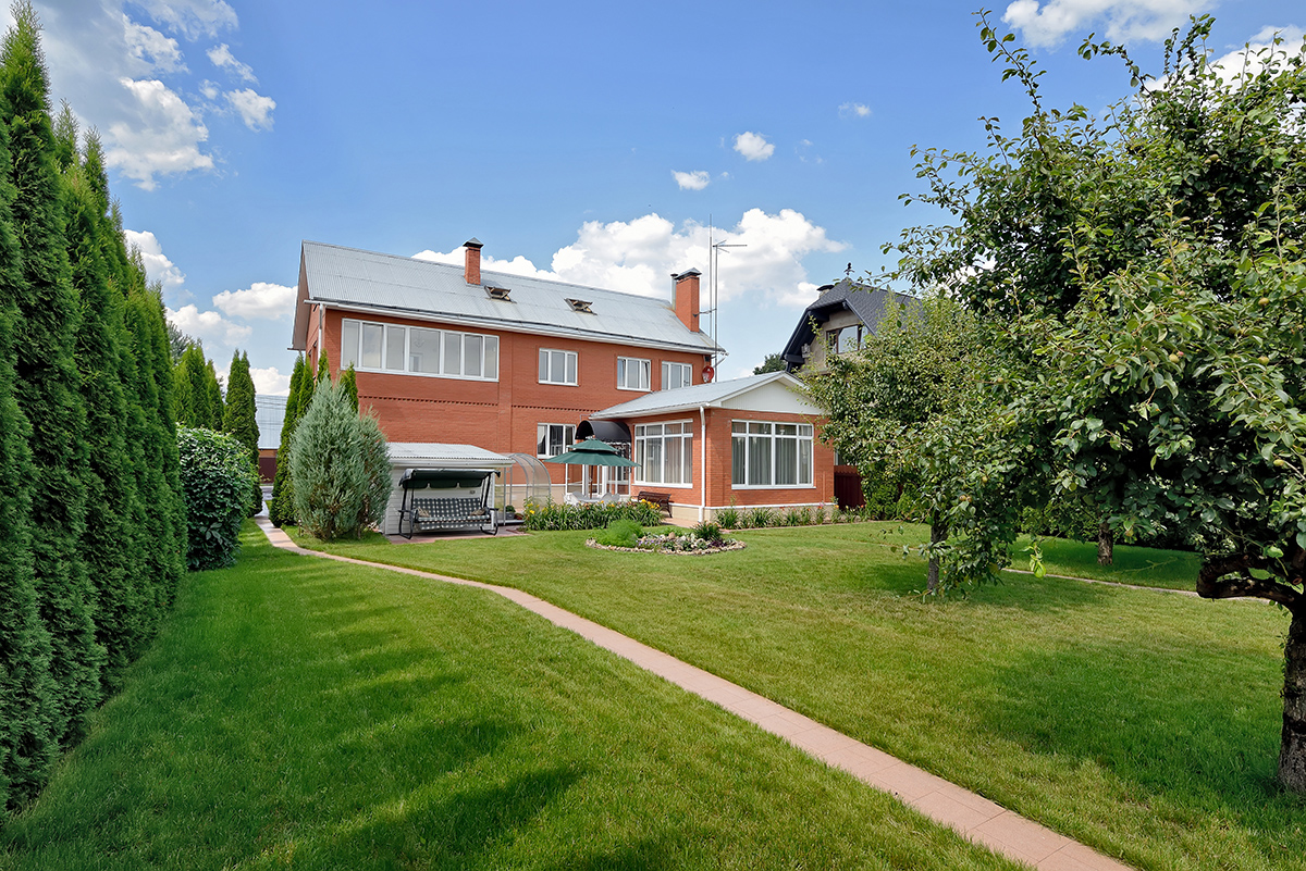 кирпичный загородный дом и участок