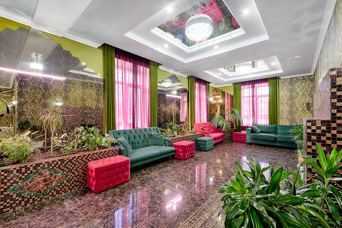 пестрый интерьер гостиной в доме