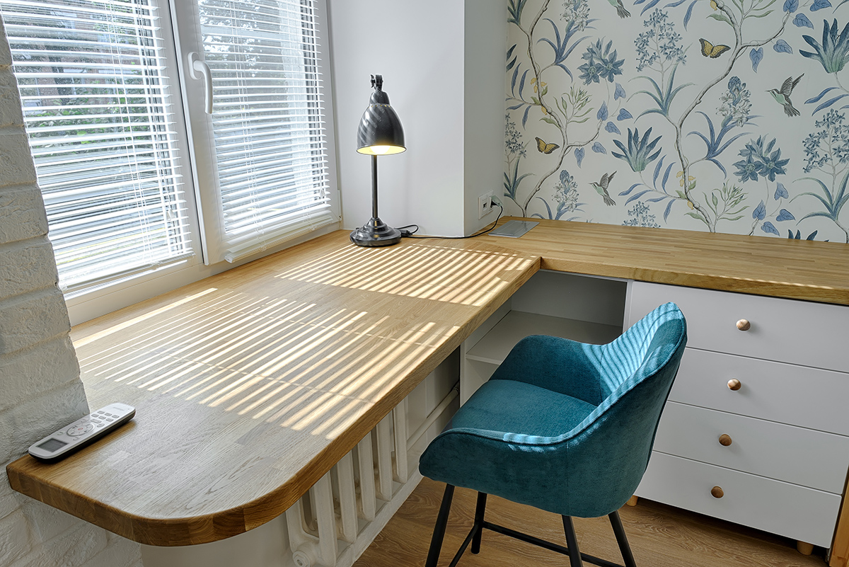 рабочее место у окна