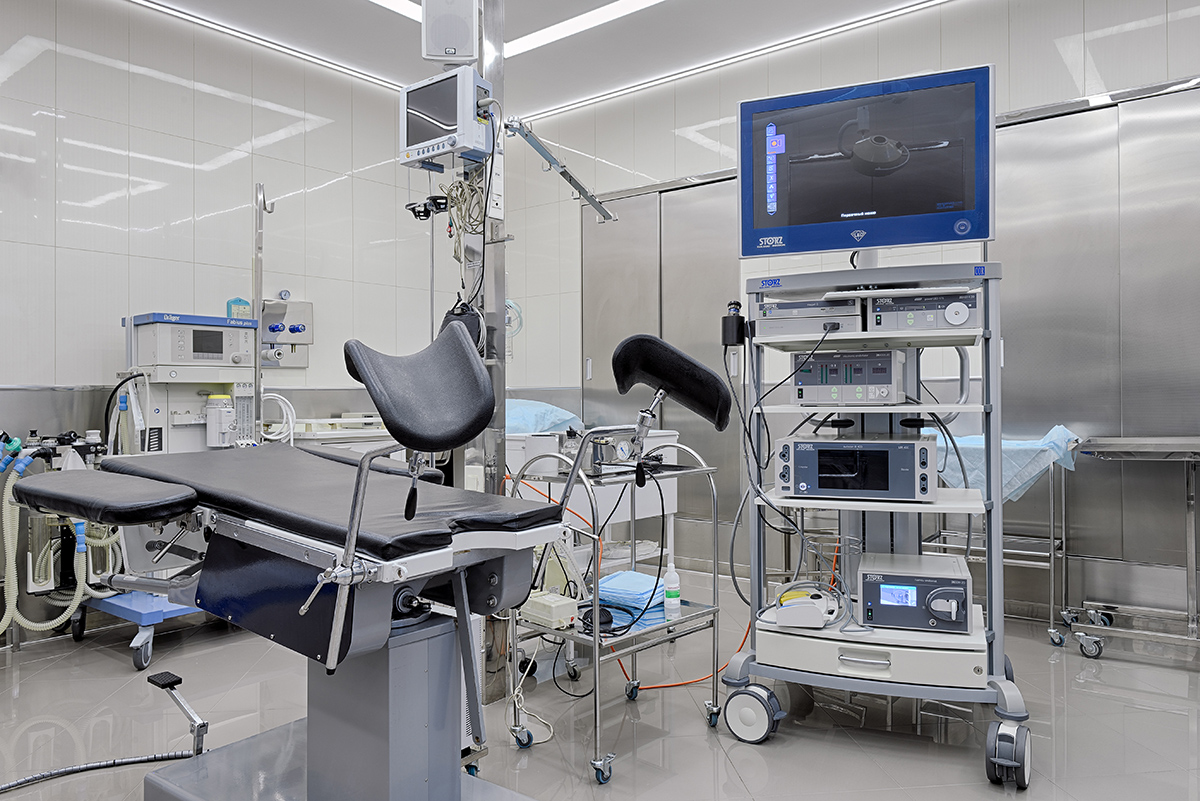 гинекологическое кресло и медицинские приборы