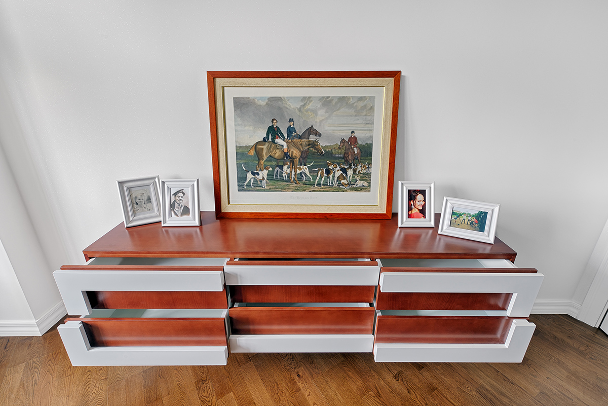 шкаф с выдвинутыми ящиками