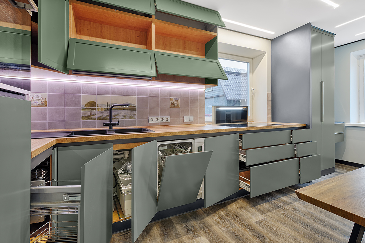 серая кухонная мебель с открытыми дверцами