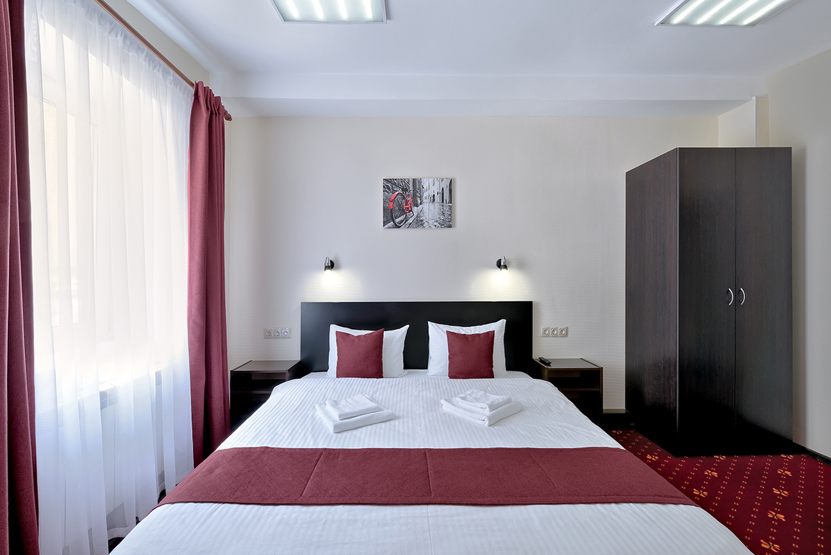 двуспальная кровать в номере отеля