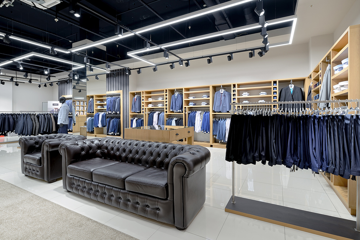 диван в магазине мужских костюмов