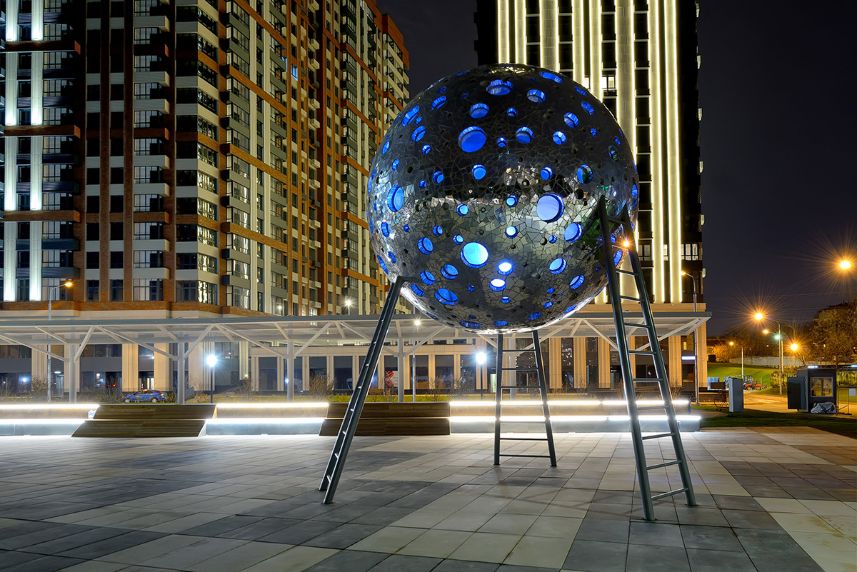 вечерний вид на уличную инсталляцию