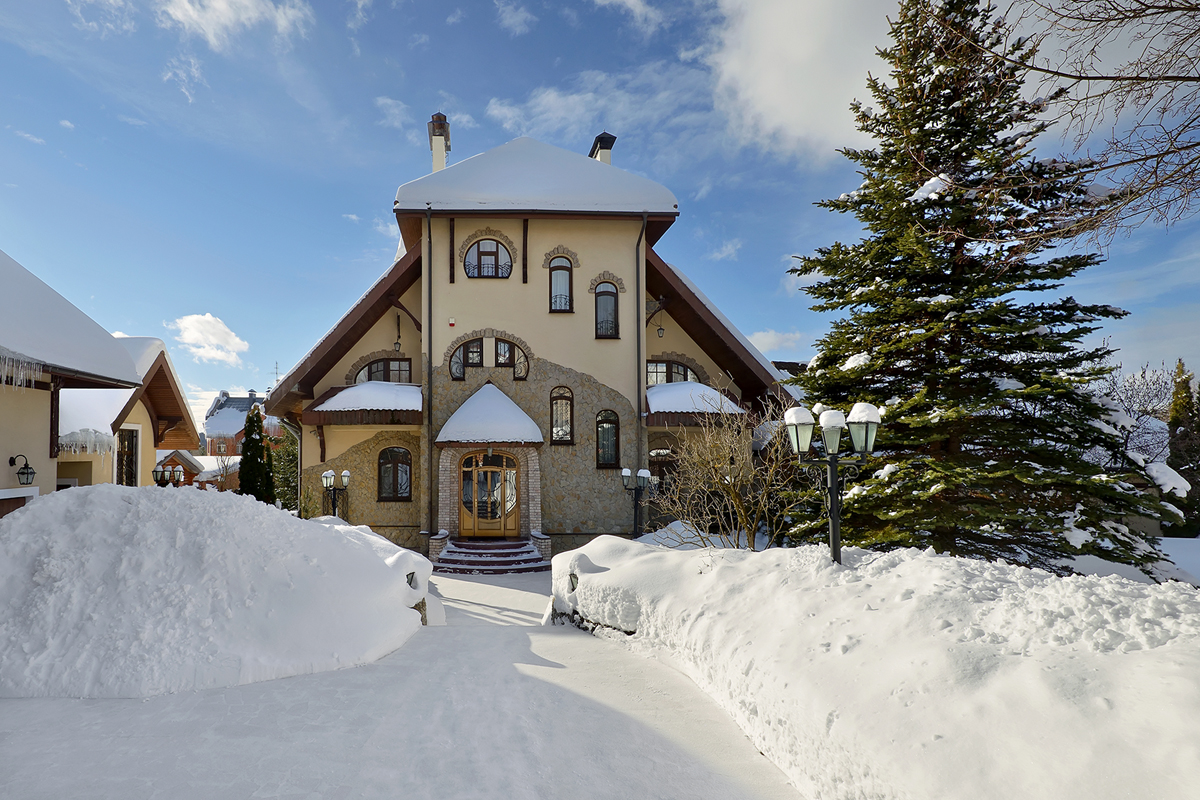 фасад загородного дома зимой