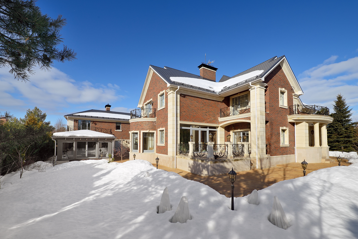 внешний вид загородного дома зимой