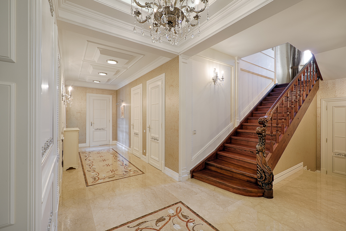 коридор и деревянная лестница в доме