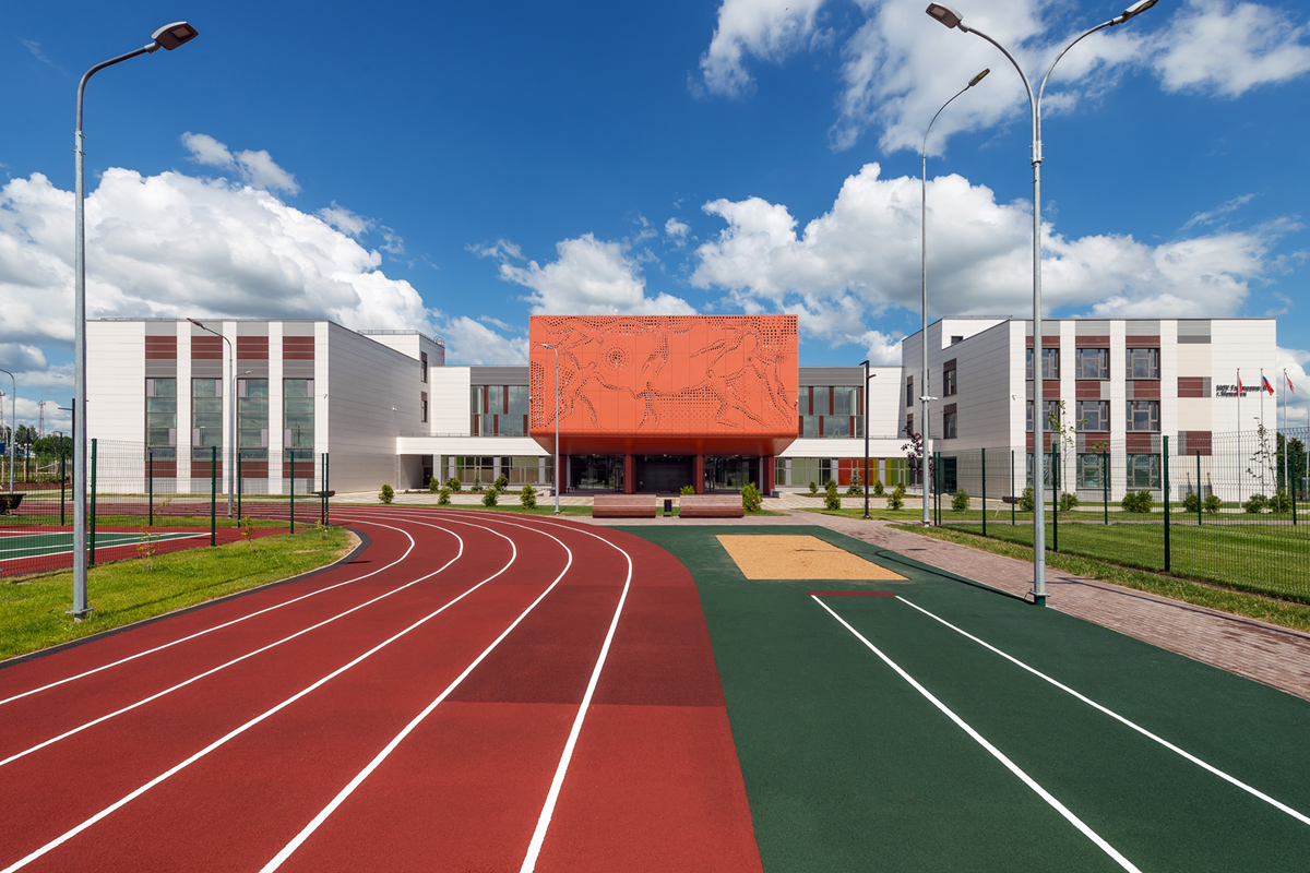 беговые дорожки и здание школы