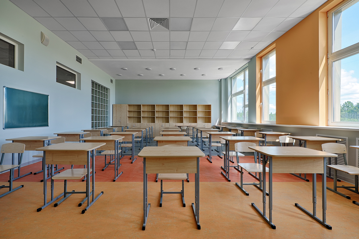 школьный класс с партами