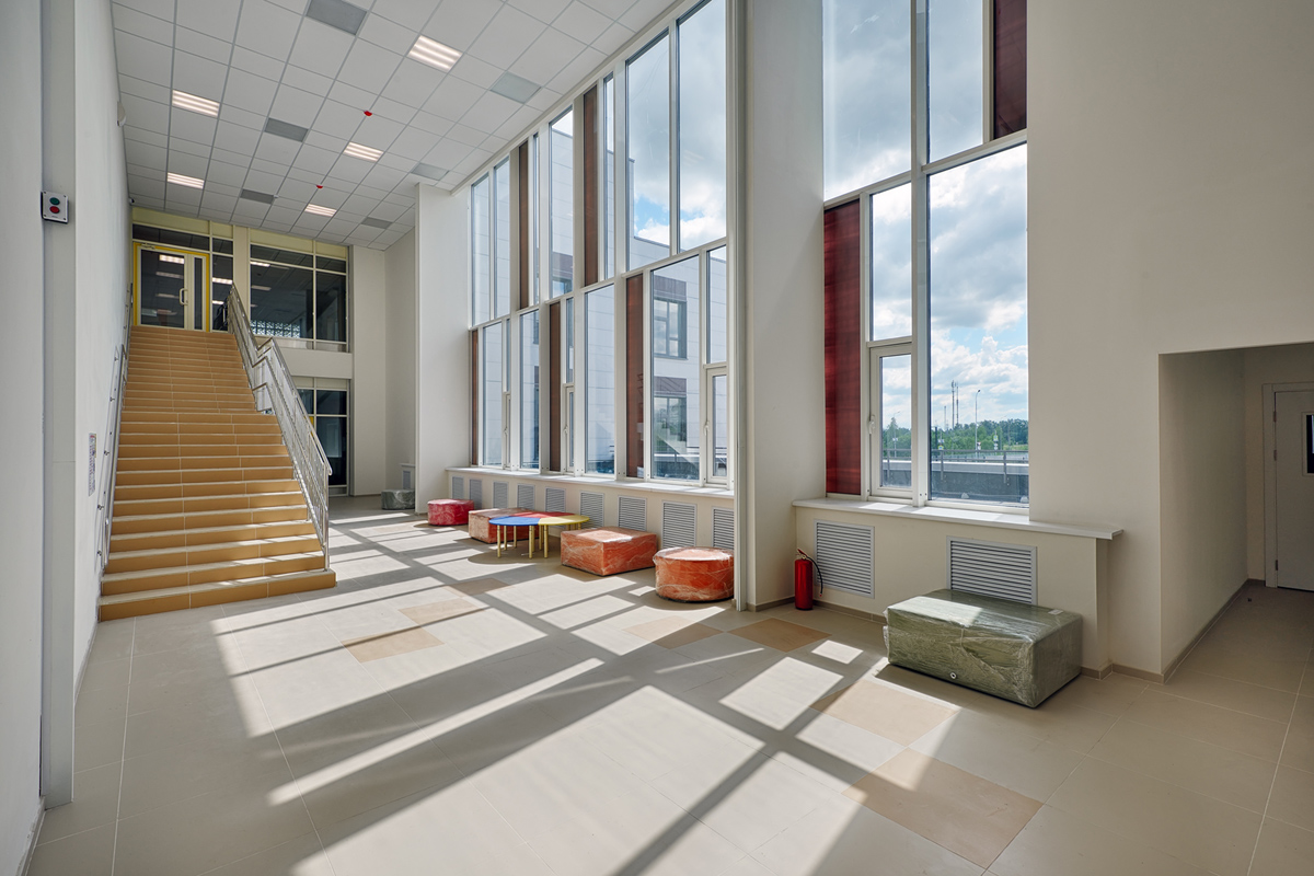 холл в здании школы