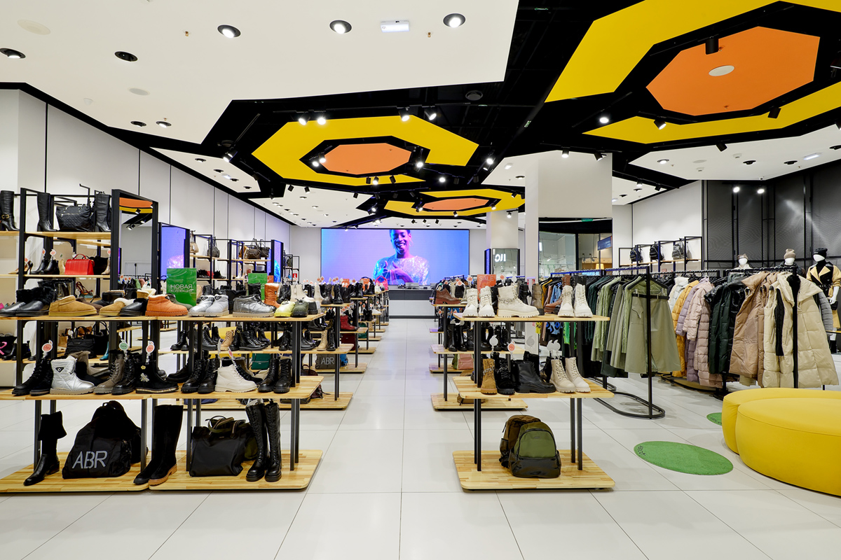 интерьер магазина одежды и обуви