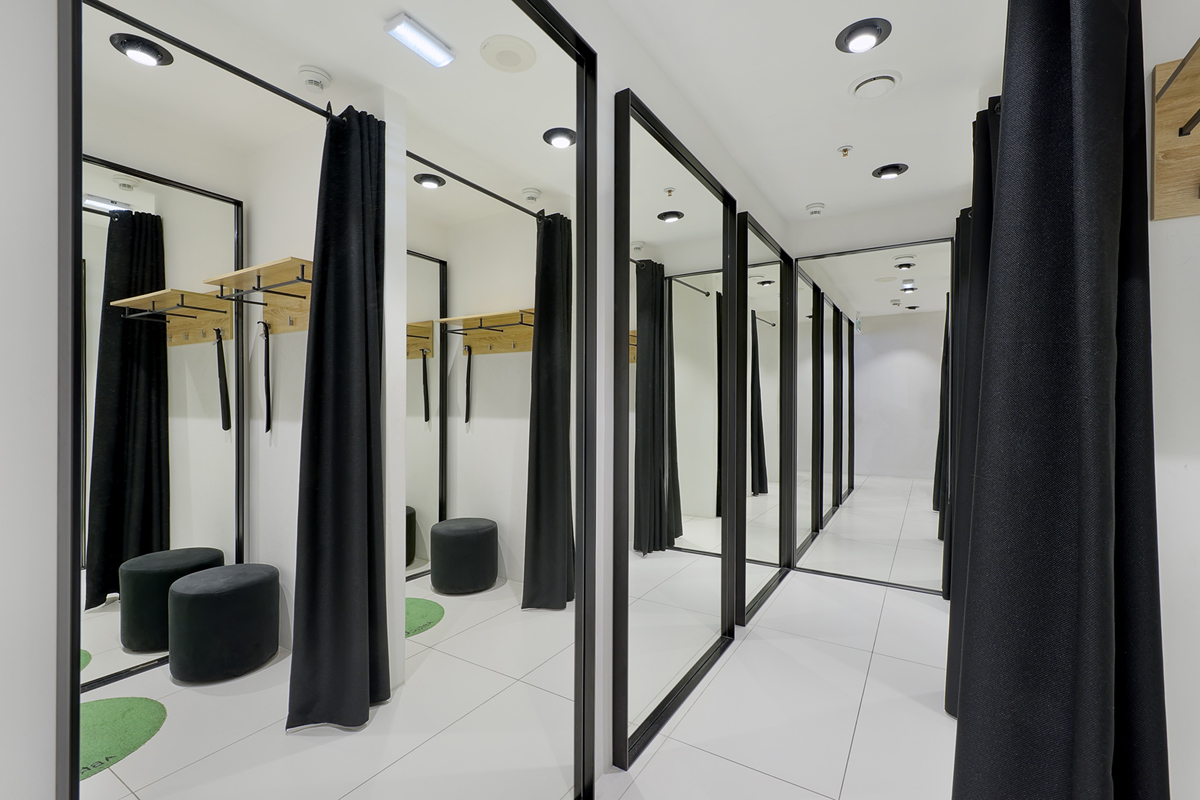 примерочная с зеркалами в магазине