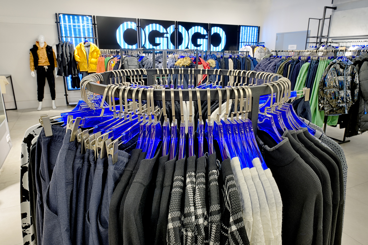 вешало с одеждой в магазине