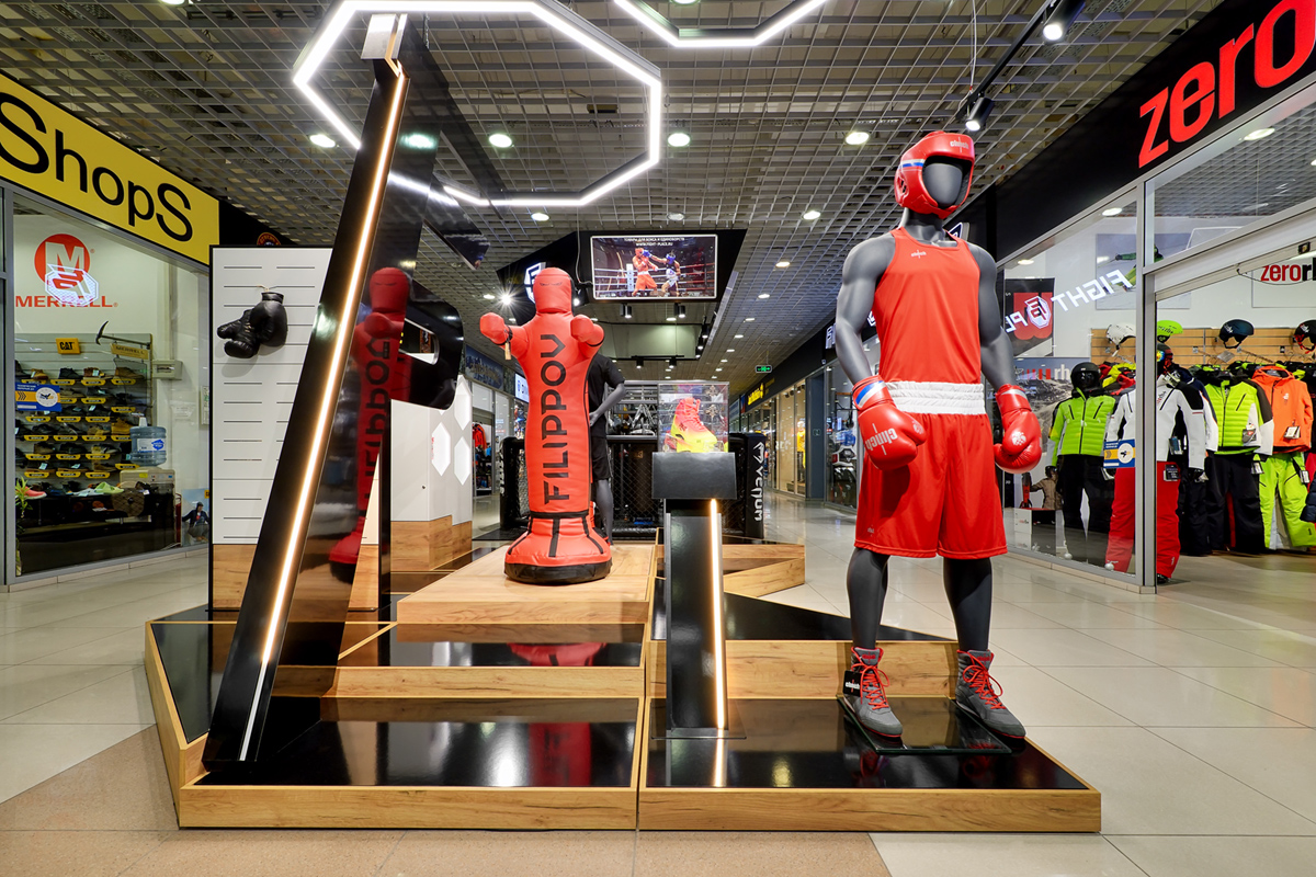 витрина спортивного магазина с манекенами