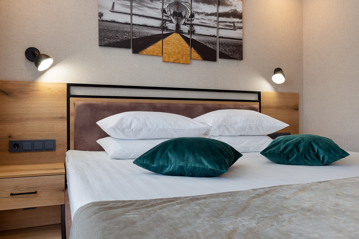 большая кровать в номере отеля