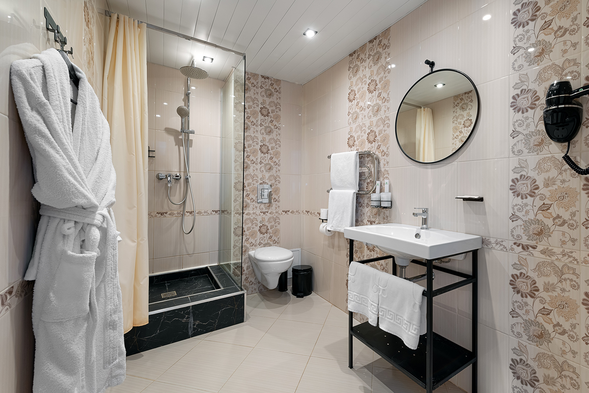 санузел с душевой кабиной в отеле